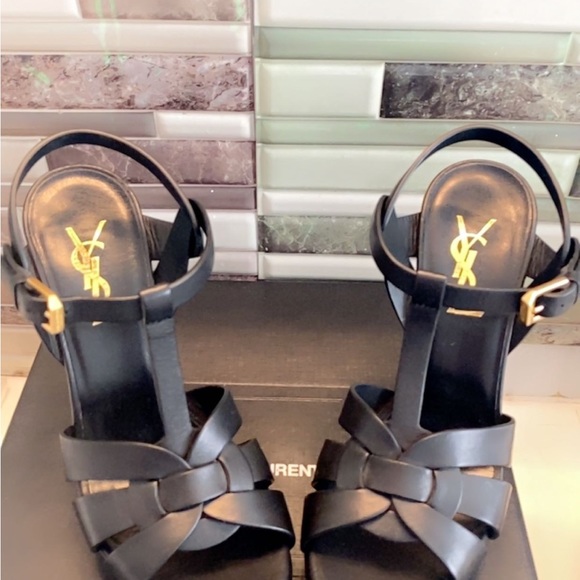 Saint Laurent patent leather Tribute sandal; golden hardware. - Picture 2 of 8